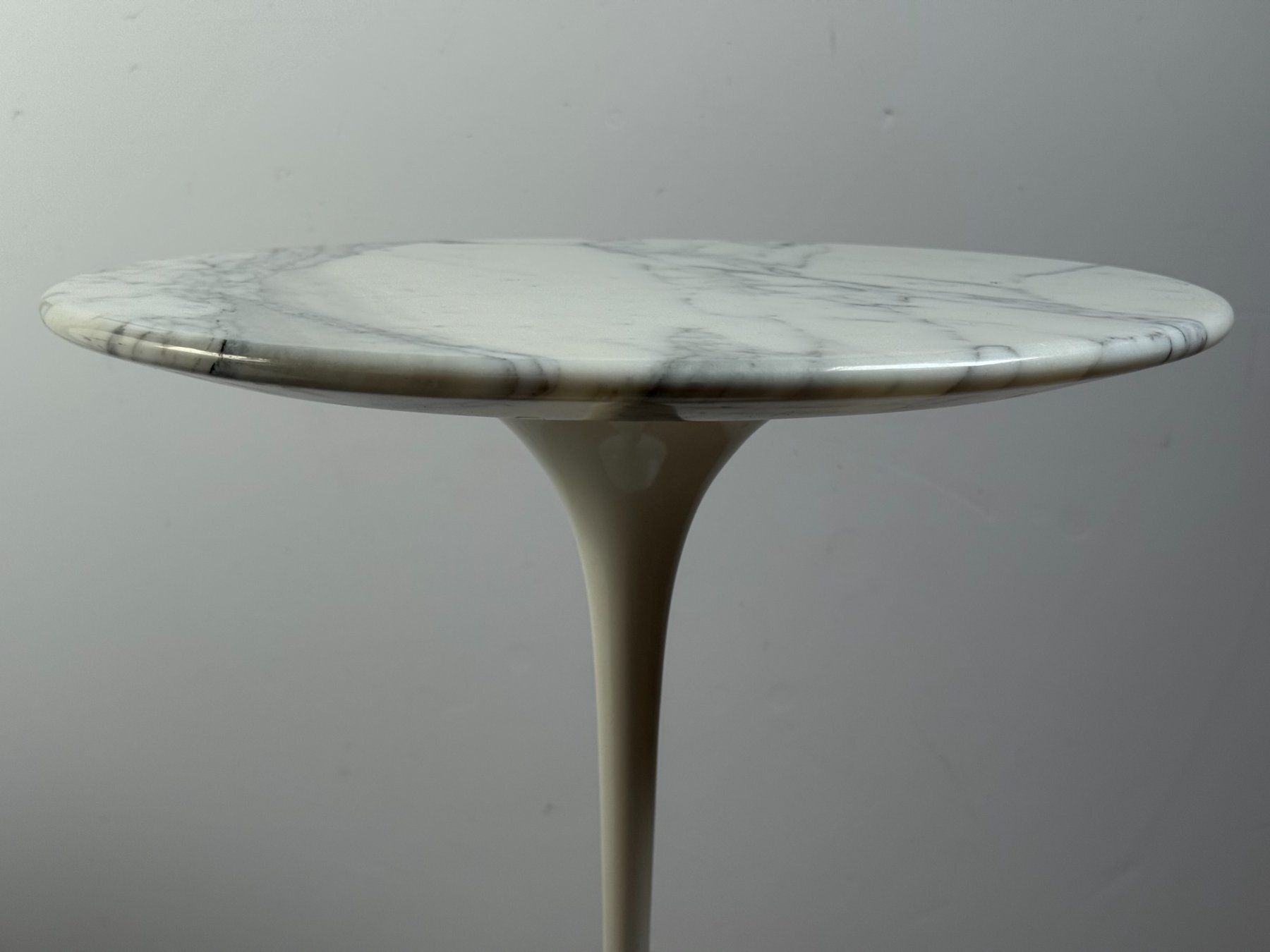 Knoll Tavoli: Knoll Tulip Side Table Marmor // Eero Saarinen – Usato da Schinznach-Dorf venduto da mix 4