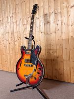 Aria Diamond E-Gitarre Semiakustik Sunburst mit Vibrato