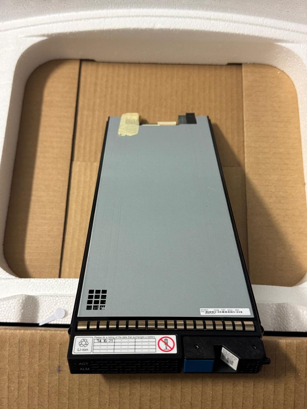 Hitachi Harddisks: Hitachi 1,6-TB-Flash-Module-Drive – Neu und originalverpackt aus Spreitenbach von J.S1