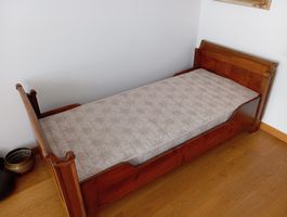 Lit ancien en bois massif avec matelas confortable,à saisir!
