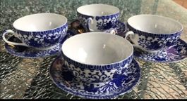 Zarte, feine China Teetassen mit Unterteller
