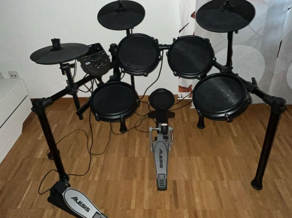 Alesis Strumenti musicali: E-Schlagzeug Alesis Nitro Mesh Kit E-Drum + Double Pedal NEU – Nuovo (secondo la descrizione) da Effretikon venduto da DEINE_HobbyWerkstatt 2