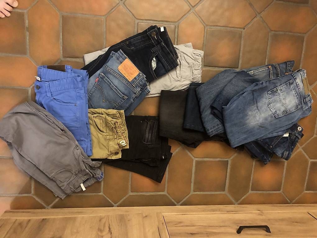 Lotti & Set di vestiti: Lot 14 pantalons taille 152 – Usato da Sierre venduto da babibouchette01 1