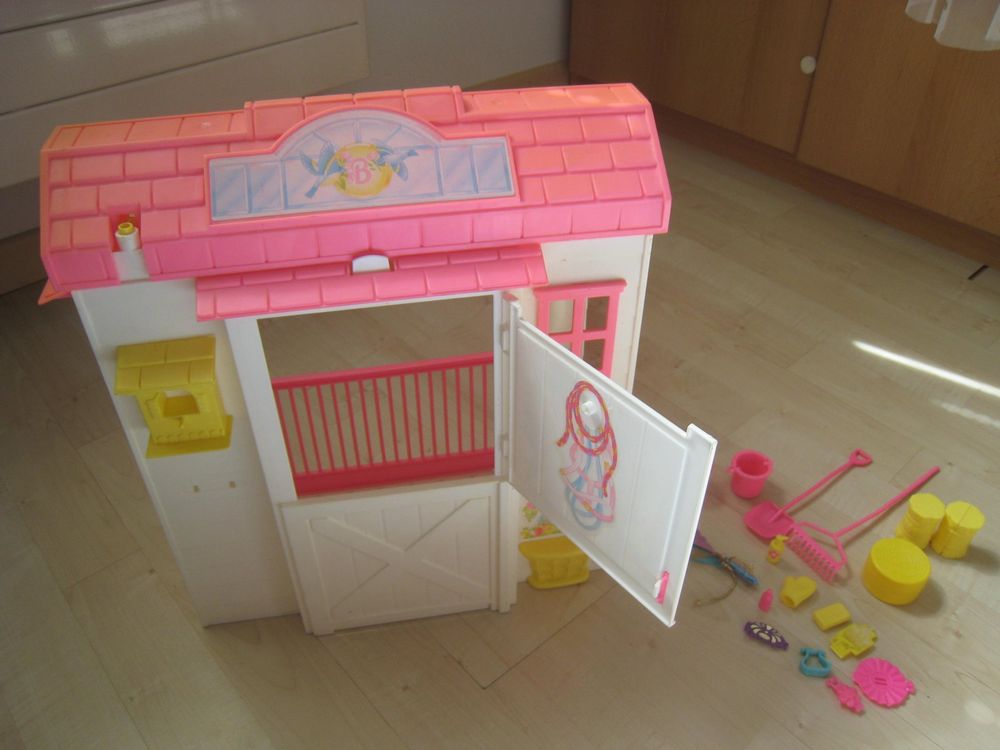 altes Barbie Stall Haus mit viel Zubehör Kaufen auf Ricardo