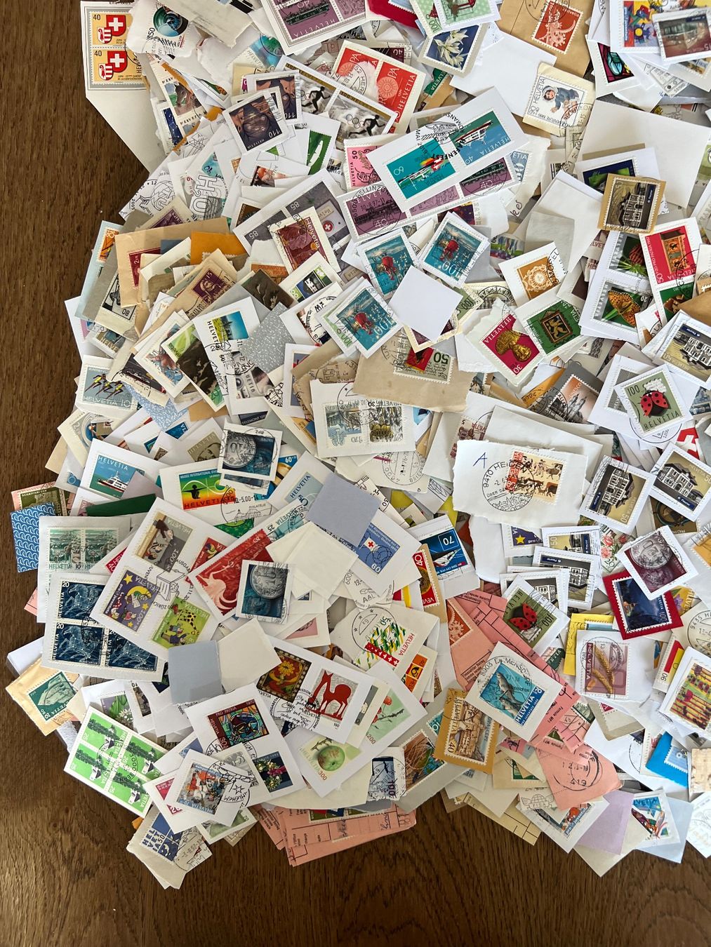 Tutti i francobolli: 4,2kg inkl. Schachtel Schweizer Briefmarkenabschnitte – Usato da Braunau venduto da Desil2511 3