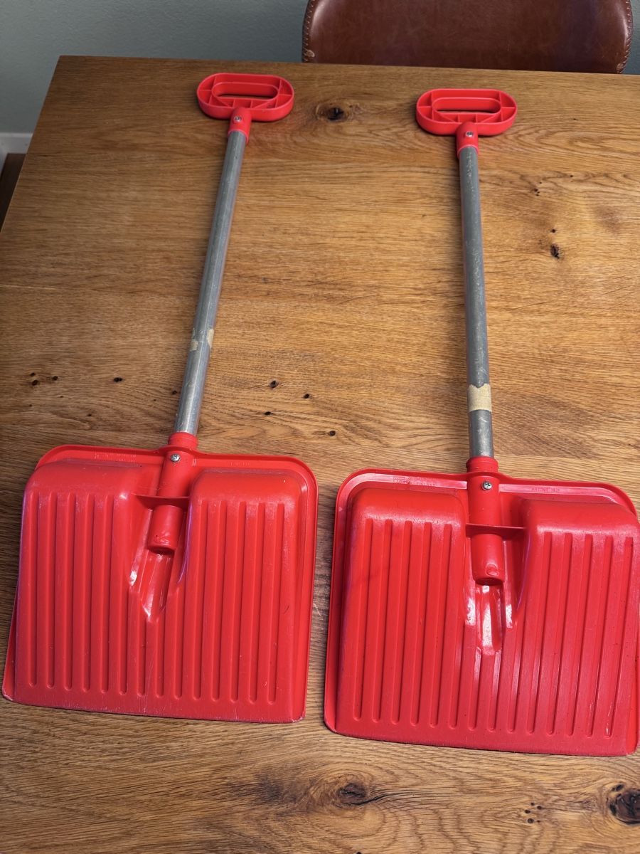 Alle Werkzeuge: 2 Kinder Schneeschaufeln ca 70cm  – Gebraucht aus Niederbüren von Oetschli 3