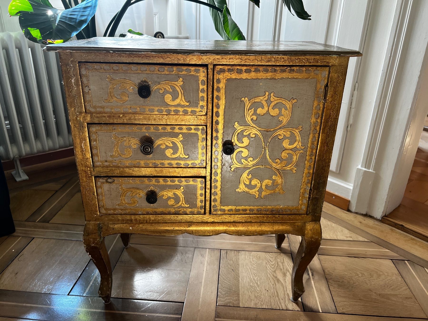 Tables de nuit: Venezianischer Nachttisch Gold / Grau – D'occasion à Zürich par Allys-Closet