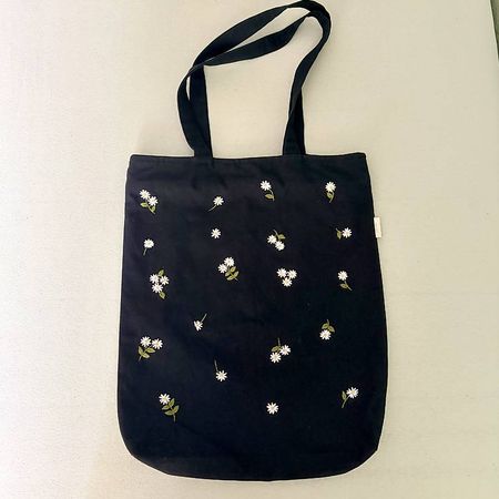 Schwarzer Totebag mit Stickerei