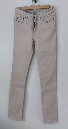 Jeans-Strechhose beige und 3 Oberteile + gratis Accessoire