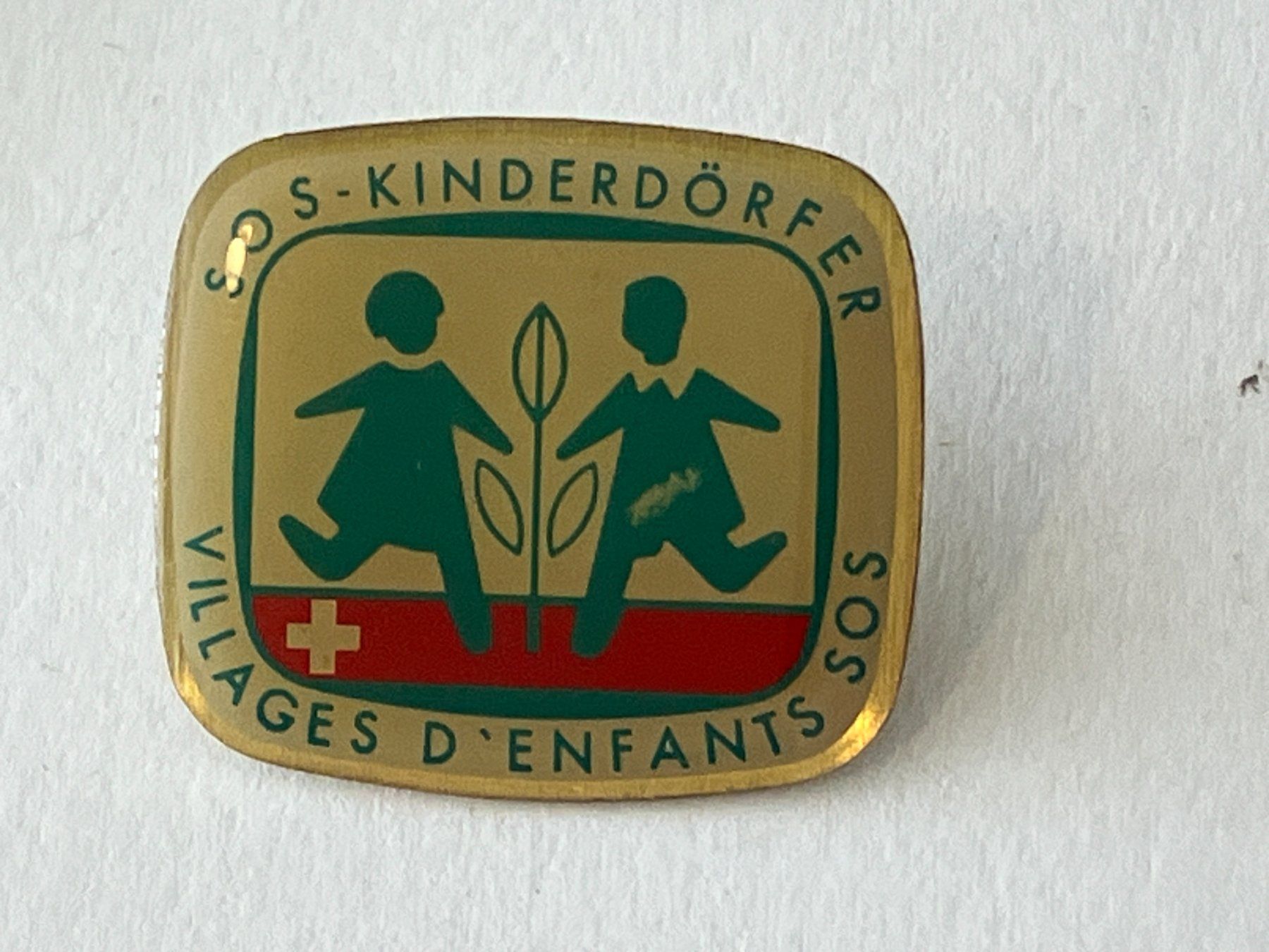 Placchette & Badge: 1 Pin SOS Kinderdörfer – Usato da Basel venduto da djwwpp