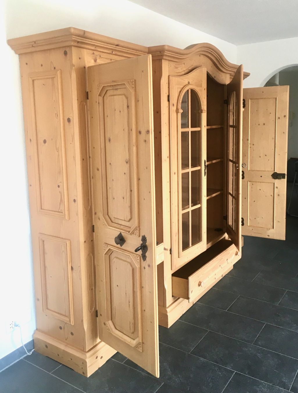 Voglauer Armadi: Wohnzimmer-Schrank mit Innenbeleuchtung - Voglauer – Usato da Rafz venduto da Flabadip 2