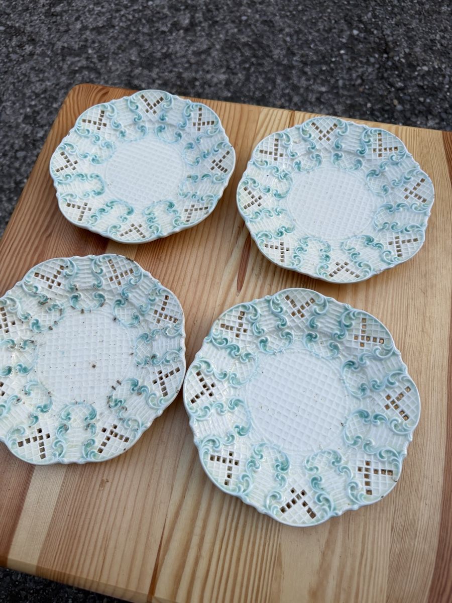 Set di piatti: 4 Teller mit Lochmuster und Blaudekor gebraucht – Usato da Plasselb venduto da SeislerBrocki