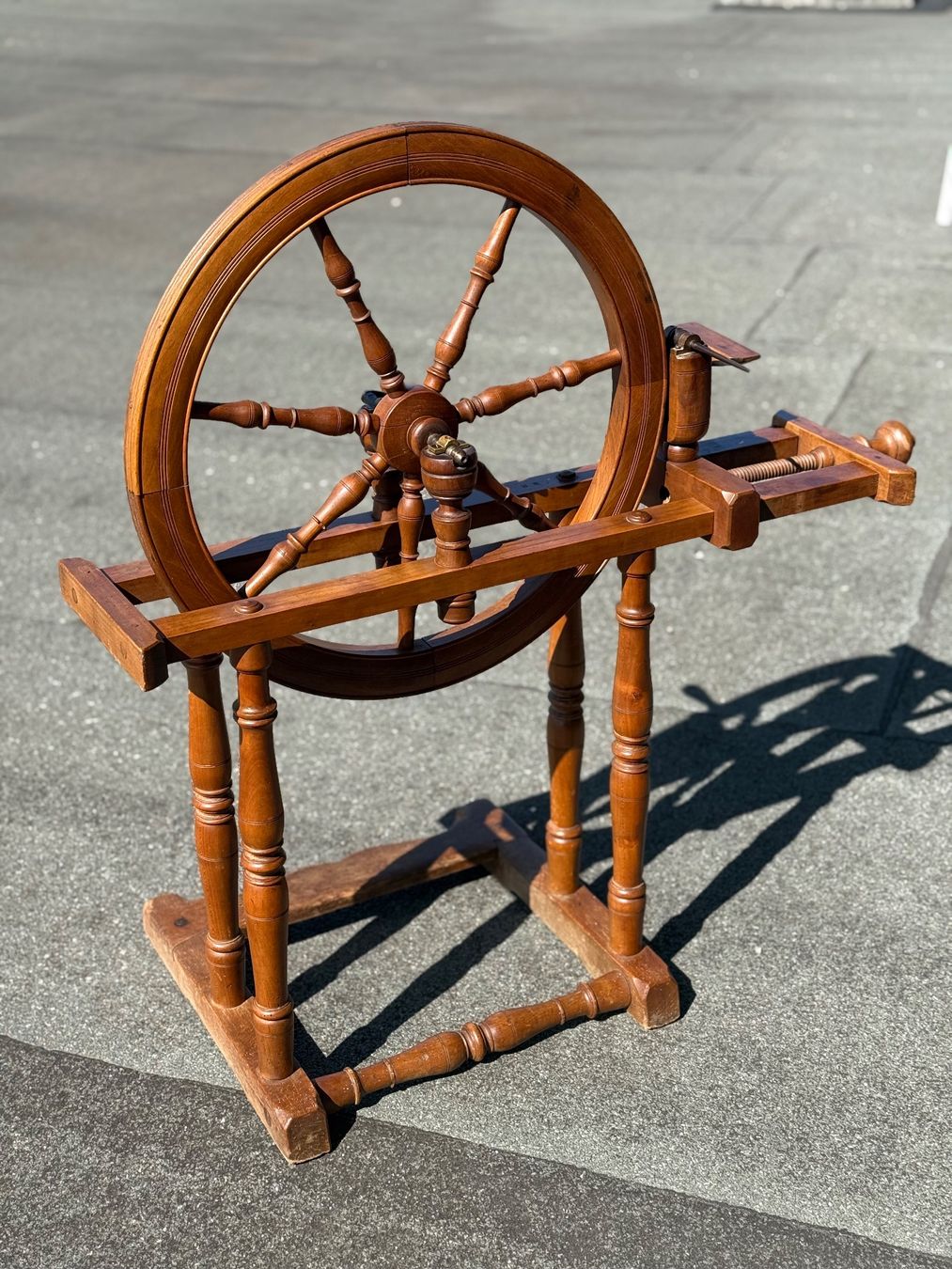 Spinnräder: Antikes Spinnrad aus Holz – Gebraucht aus Klingnau von Umweltklinik 1