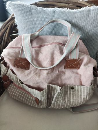 Trendige Sommertasche aus Stoff und Kunstleder