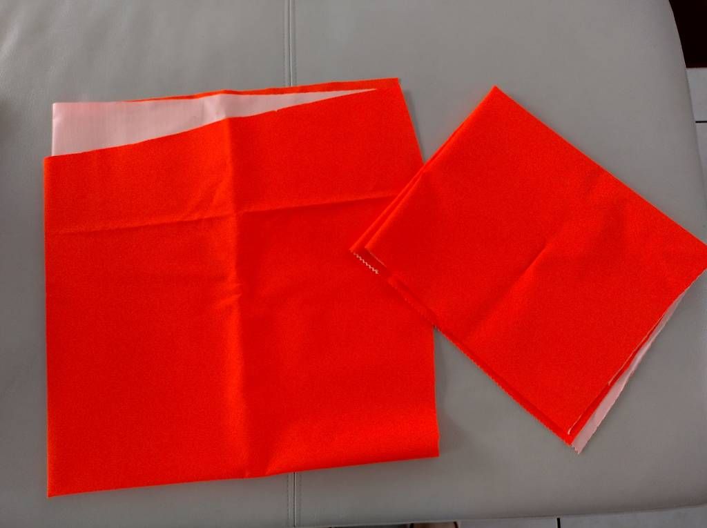 Tessuti: STOFFRESTEN Plastifiziert neon-orange – Usato da Oberwil BL venduto da Fgquerschleeger
