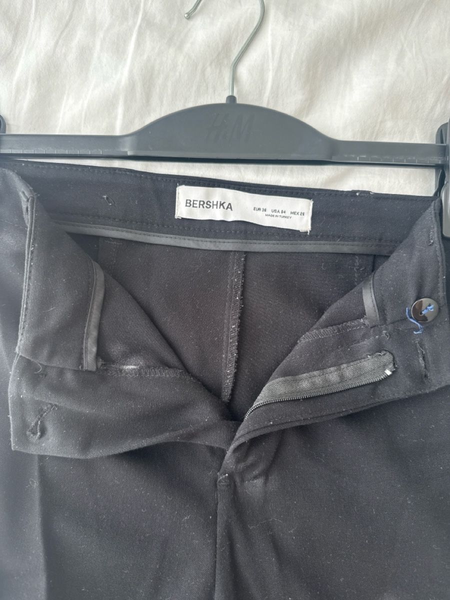 Bershka Pantalons: Schwarze Anzugshose – D'occasion à St. Niklausen LU par car_2562 2