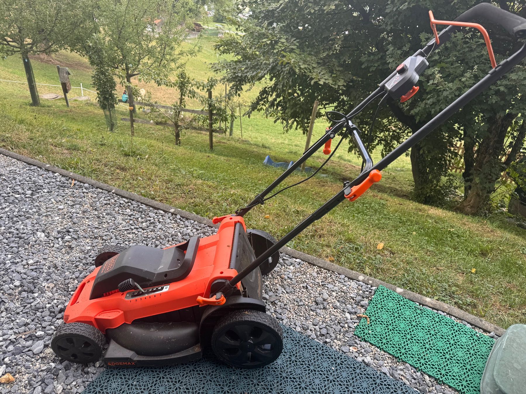 Tondeuses à gazon: Elektro-Rasenmäher Black & Decker mit Kabel – D'occasion à Grabs par Geronimo9472 2