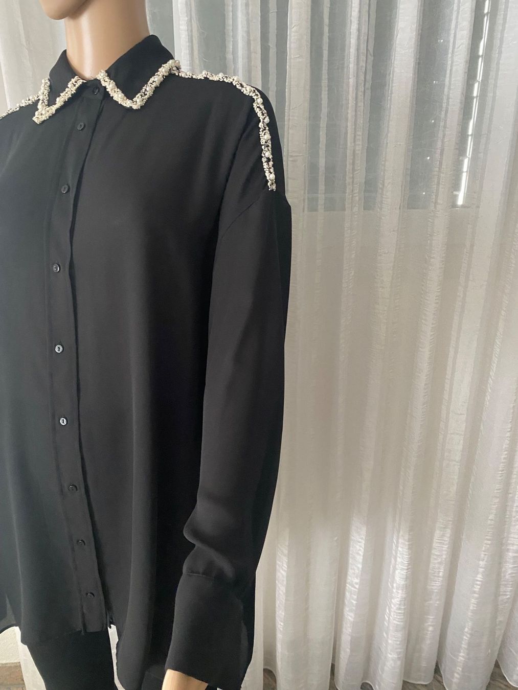 Zara Camicette: Perfekter Auftritt - ZARA Bluse mit Perlen, schwarz, M – Nuovo e nell'imballaggio originale da Winkel venduto da ferrari2022
