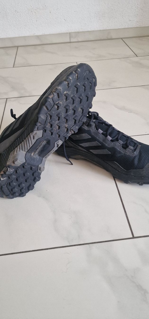Scarpe da uomo: Schwarze Adidas  TraxLaufschuhe -  Gr 46 – Usato da Belp venduto da Schaerer08 1
