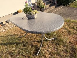 Gartentisch oval mit Metallgestell guter Zustand