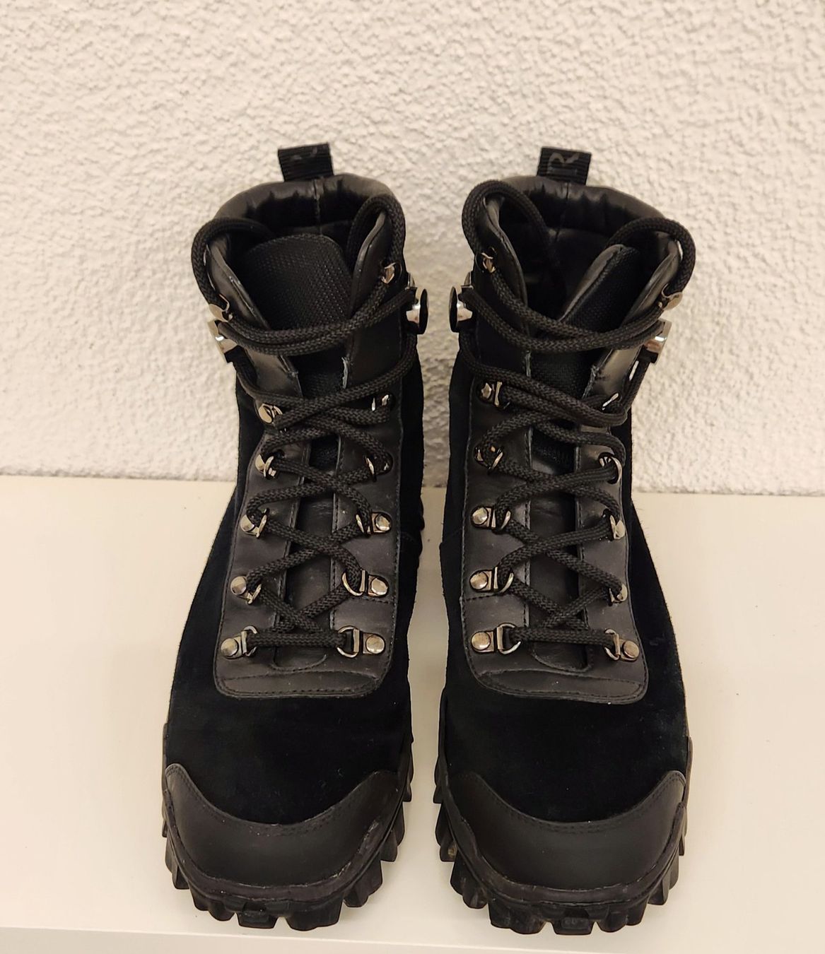 Moncler Damenschuhe: MONCLER Stiefeletten Wildleder Helis Gr. 38 – Gebraucht aus Wollerau von CH8832 2