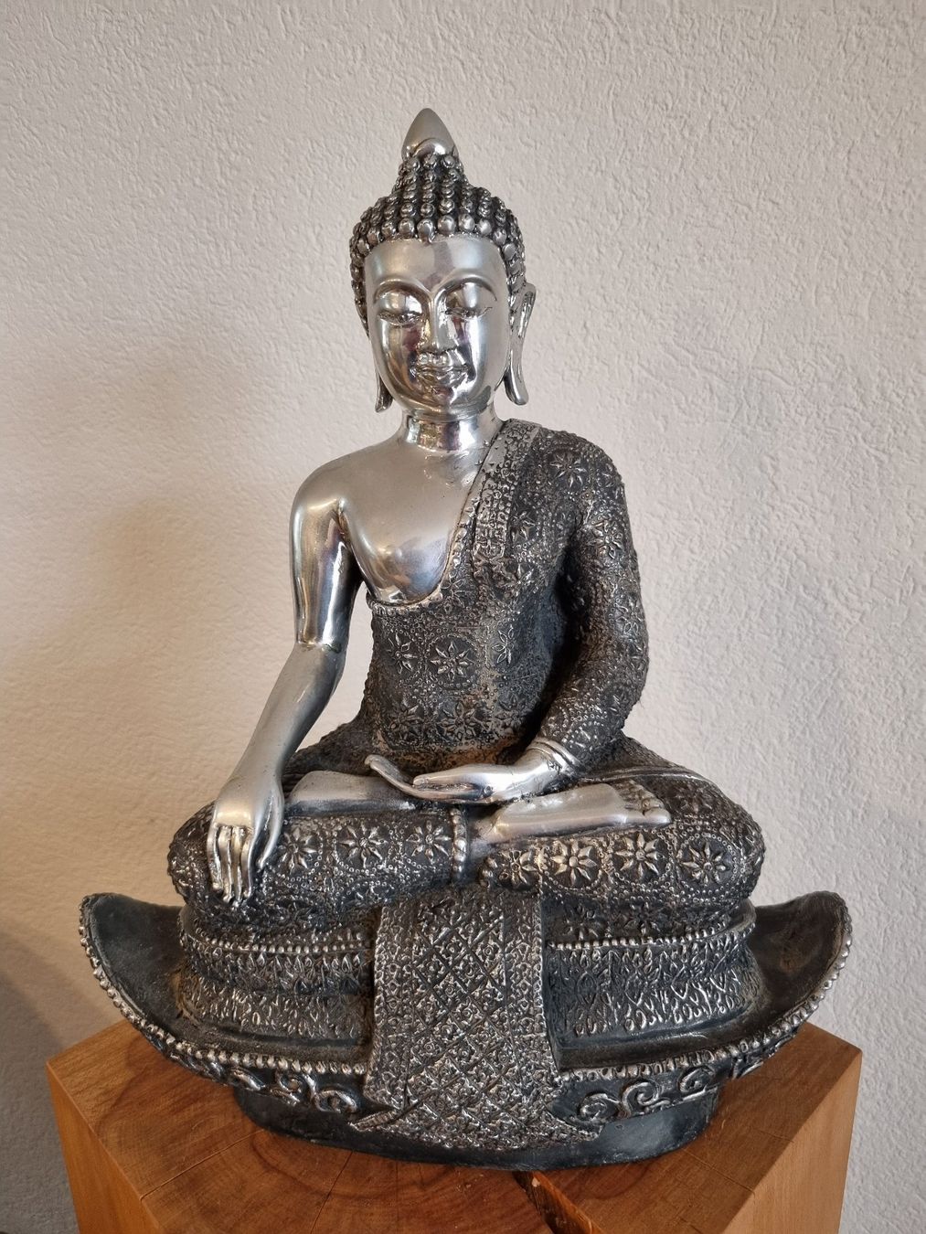 Skulpturen & Statuen: Silberfarbene Buddha-Figur, Meditation sitzend – Neu (gemäss Beschreibung) aus Liestal von Spider_124