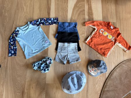 Kleiderpaket 92 / 12-18 M ( Cap / Hosen / UV -Shirts )