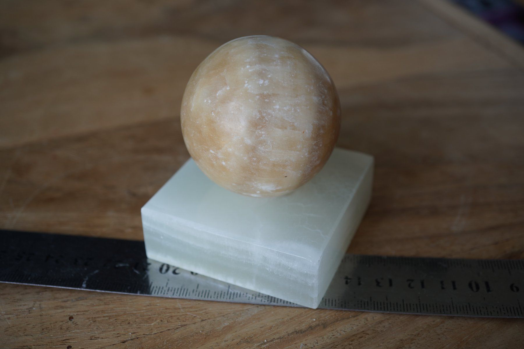 Mineralien & Heilsteine: Clacit Gelb    Kugel mit Base     Räumung – Neu und originalverpackt aus Eschenbach SG von topstone