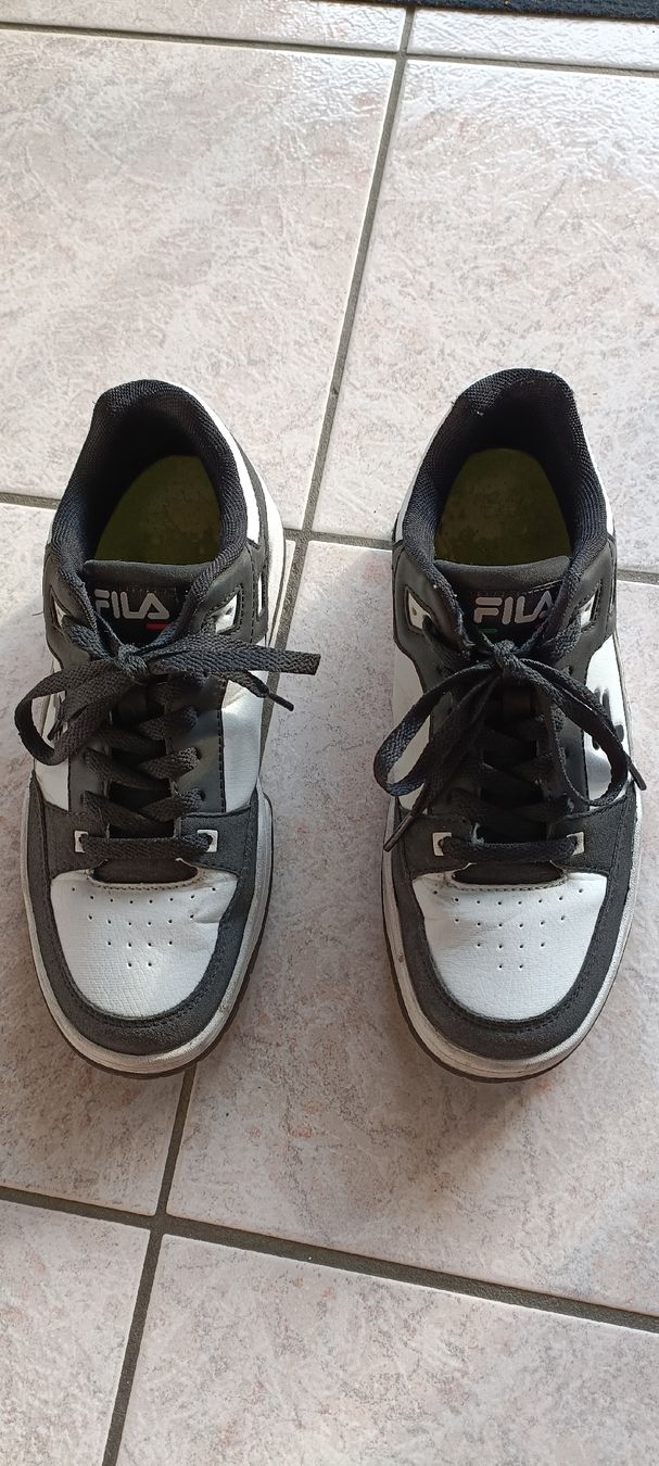 Fila Scarpe da uomo: FILA Sneaker schwarz und weiss Gr. 39 – Usato da Porza venduto da tbch