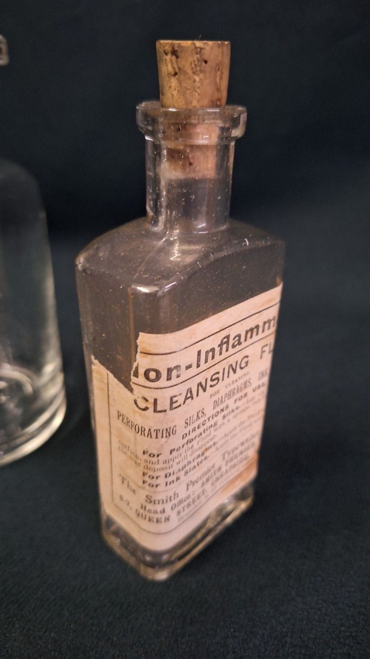 Matériel de laboratoire: 2 alte Apotheker Fläschchen – D'occasion à Arlesheim par shopradl 4