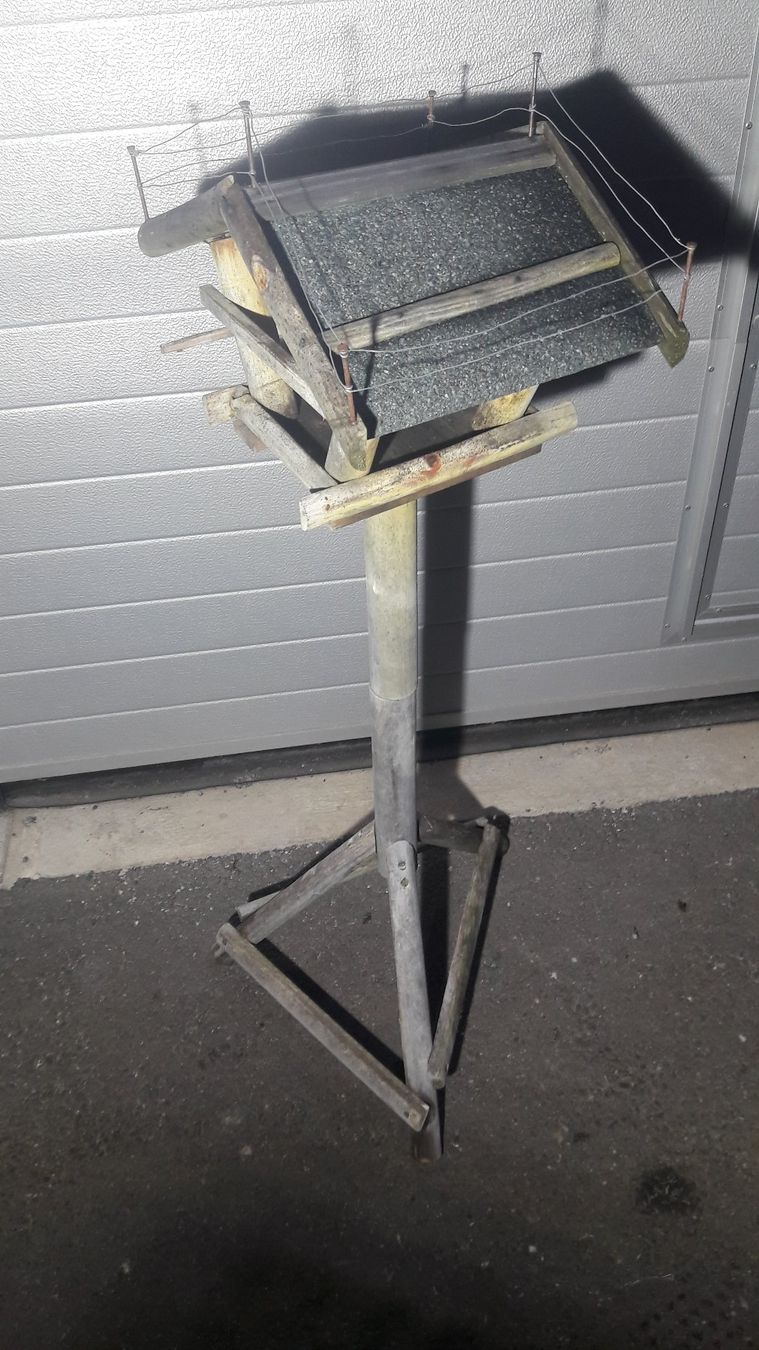 Casette per uccelli: Vogelfutterhaus auf einem Ständer – Usato da Laufen venduto da Mann455 3