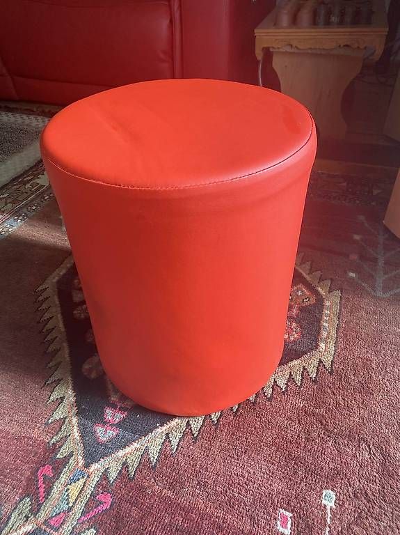 Tabourets: Pouf de couleur rouge – D'occasion à Arvillard (Salins) par Taniguchi