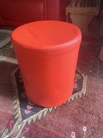 Pouf de couleur rouge