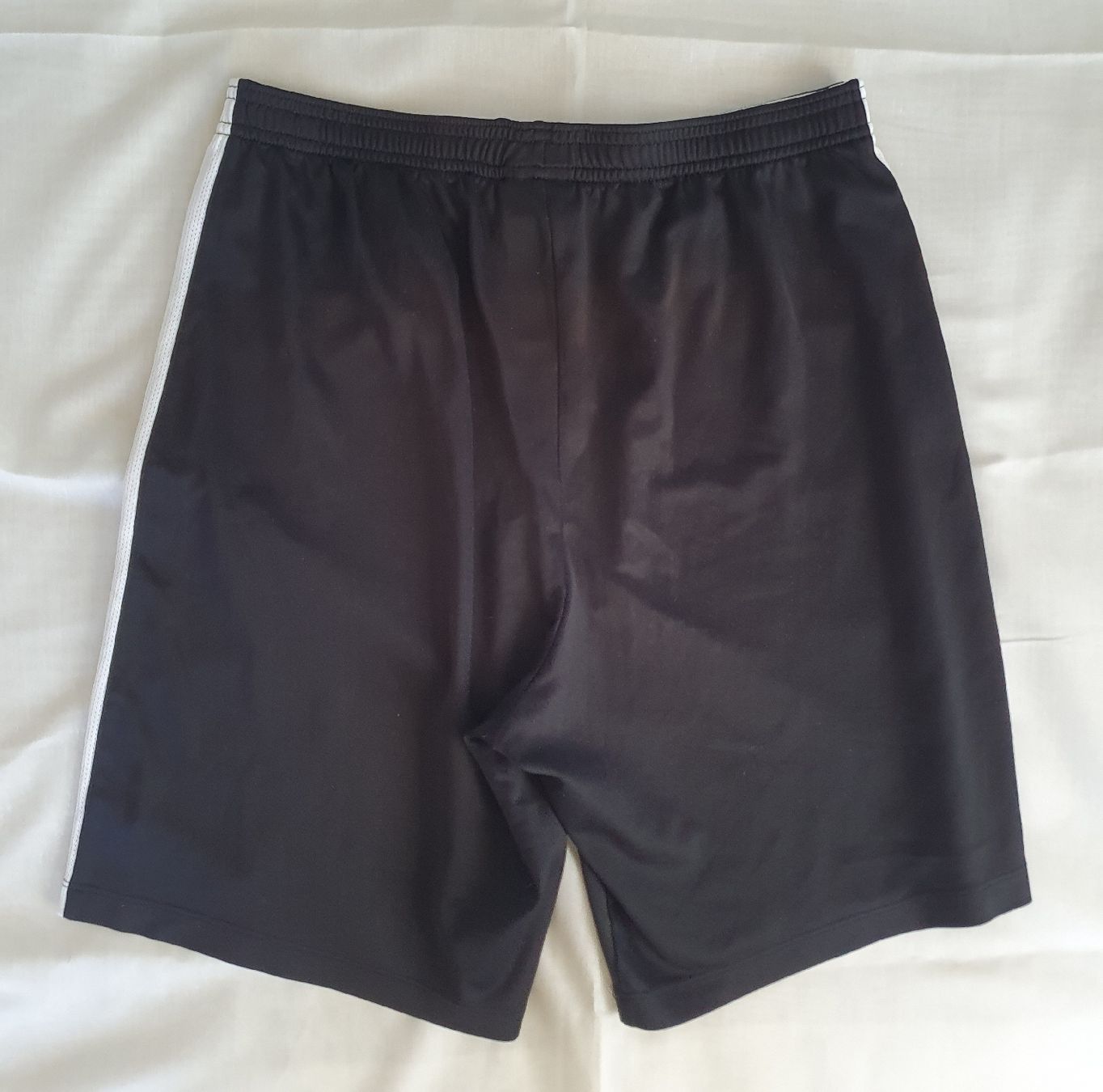 Nike Pantaloni: Short Nike taille L – Nuovo (secondo la descrizione) da Le Mont-sur-Lausanne venduto da vda_vrs6 1