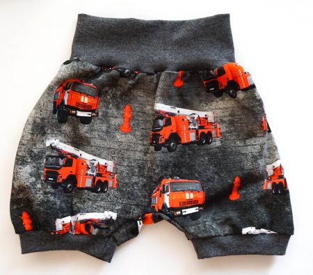 Kurze Pumphose mit Feuerwehrfahrzeug 98/104 - NEU