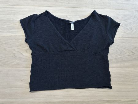 Joli t-shirt top court crop top noir taille L décolleté