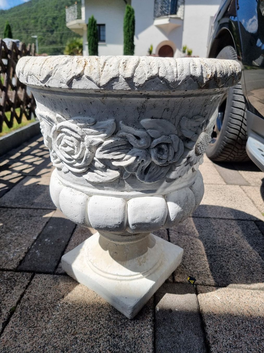 Vasi per fiori: Pflanzkübel Steinguss gross – Usato da Balzers venduto da Homeandgarden