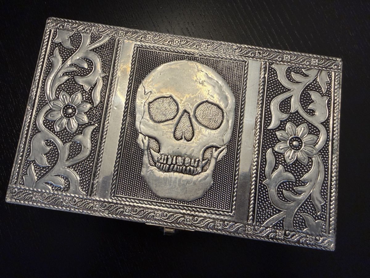 Schmuckkästen: Schmuckschatulle Totenkopf Muster Silber – Gebraucht aus Brunnen von Evoiii
