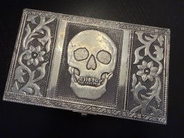 Schmuckschatulle Totenkopf Muster Silber
