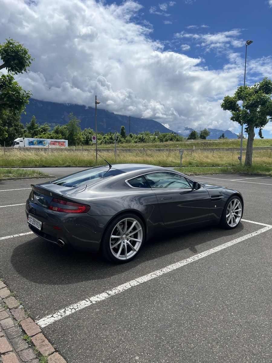 Aston Martin Automobili: Aston Martin V8 Vantage, Handschalter – Usato da Lüchingen venduto da HAASS4 2