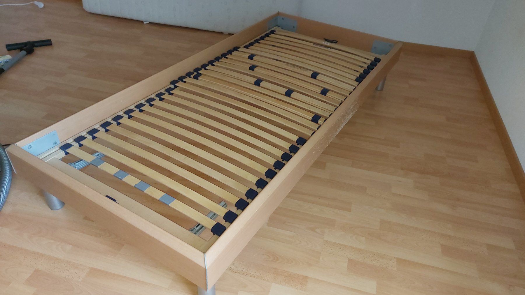 Letti: Einzelbett 90x120 – Usato da Mosnang venduto da Chluetery