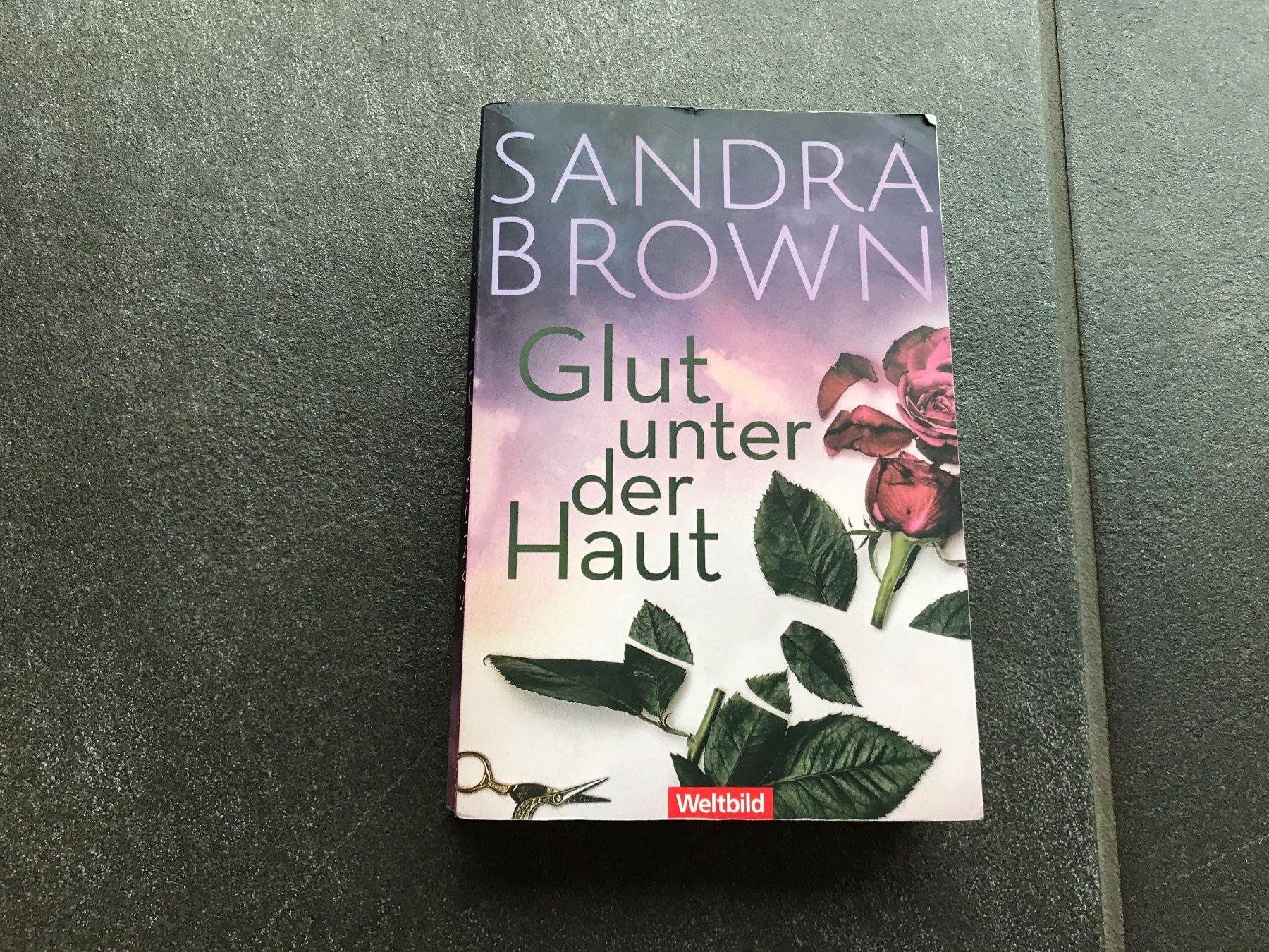 Libri: Sandra Brown - Glut unter der Haut – Usato da Zuzwil BE venduto da feluna3