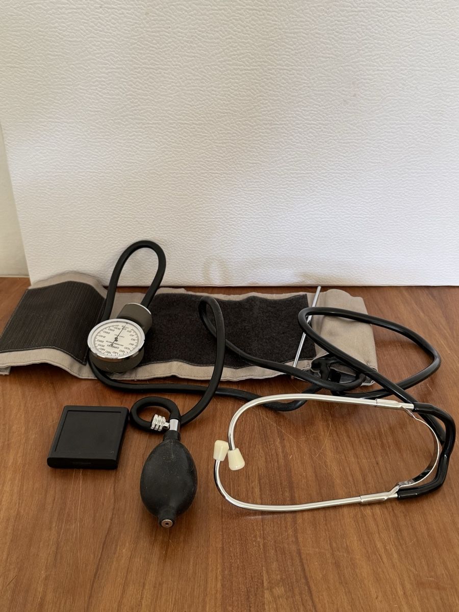 Omron Medizinische Geräte: Blutdruckmessgerät Omron Sphygmomanometer mit Stethoskop – Gebraucht aus Zürich von Nobs1