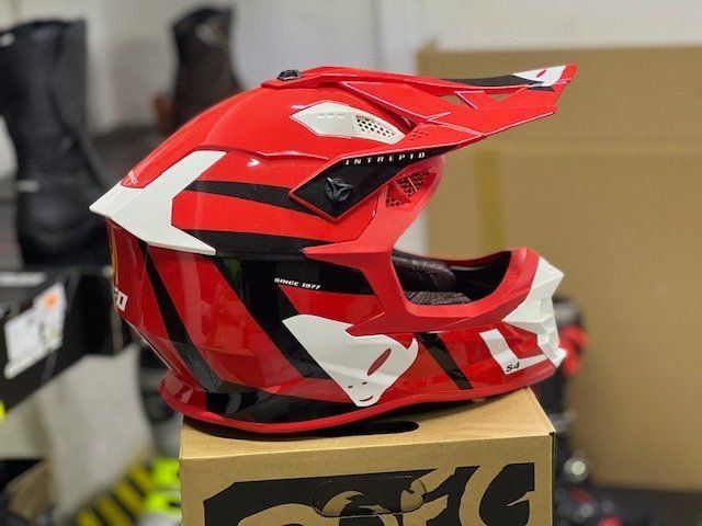 Caschi & visiere: Casco cross Ufo Intrepid rosso S – Nuovo e nell'imballaggio originale da Chiasso venduto da motoutlet