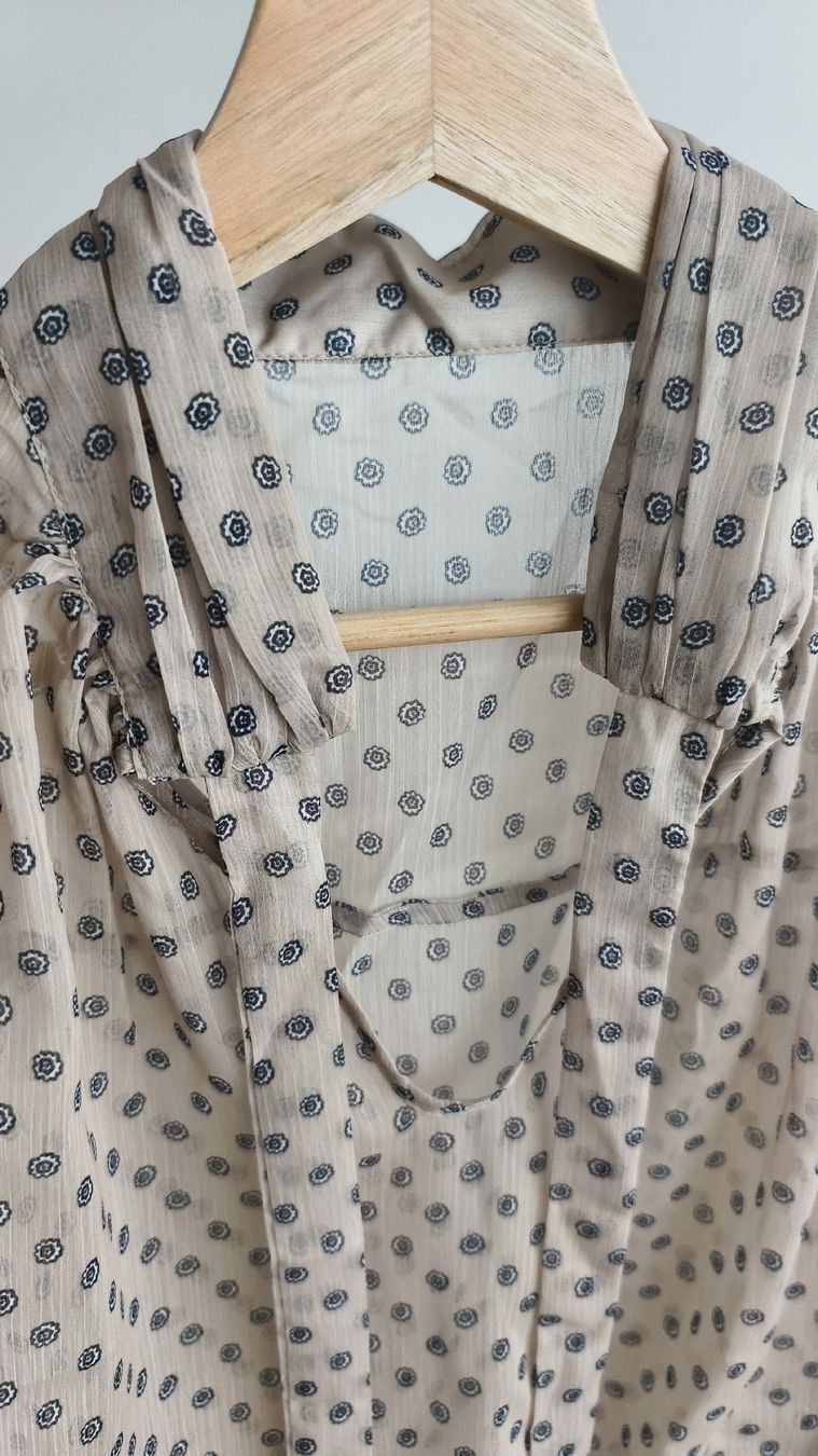 Blusen: Translucent Beige Blouse with flower pattern, ideal for offi – Neu und originalverpackt aus Erlenbach ZH von rem_p5dd 2