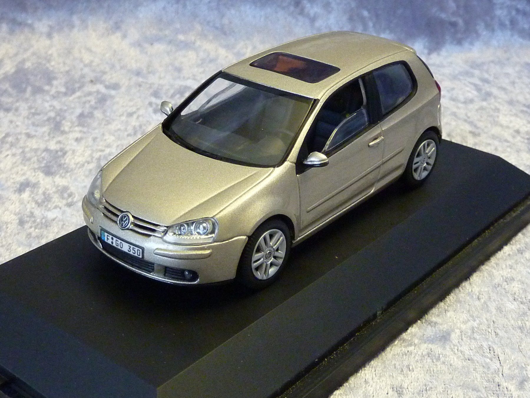 Schuco Modellini d'auto: VW Golf V  1:43 – Nuovo (secondo la descrizione) da Dürrenäsch venduto da modellautos4you