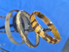 Lot Vintage drei Armreifen aus Horn, div. Grössen