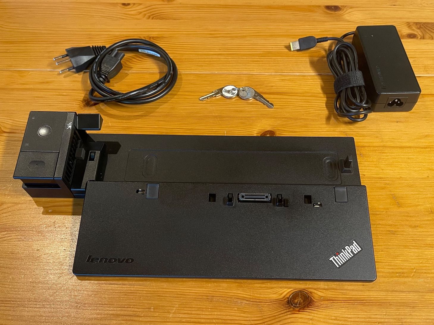 Lenovo Docking station: ThinkPad Pro Dock (40A1, 90W) – Usato da Böbikon venduto da pxtr
