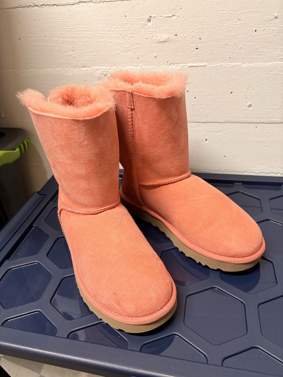Ugg Damenschuhe: Letzte Runde! Neue UGG Bailey Bow 37 apricot – Neu (gemäss Beschreibung) aus Schaffhausen von 2nd_Glory