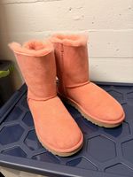 Letzte Runde! Neue UGG Bailey Bow 37 apricot